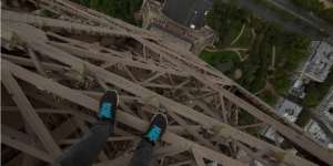 Turis Nekad Memanjat Menara Eiffel Tanpa Pengaman