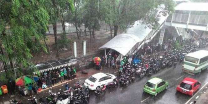 Hati-hati Kena Tilang Saat Berteduh Sembarangan