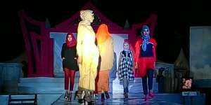 Warna Warni Elzatta di Panggung Pariaman Fashion Parade 2015