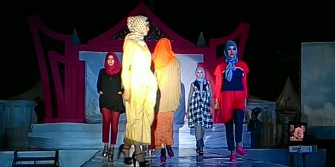 Warna Warni Elzatta di Panggung Pariaman Fashion Parade 2015