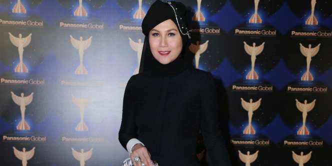 Tips Marini Zumarnis Tampil dengan Hijab Motif Bunga
