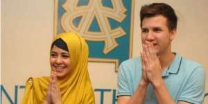 Kirim SMS Tak Masuk Akal, Stuart Bikin Risty Takut