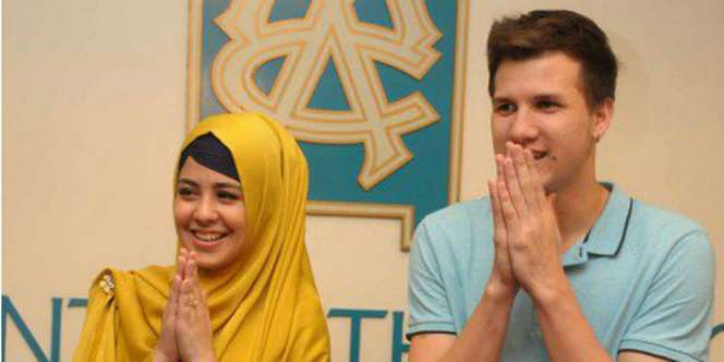 Kirim SMS Tak Masuk Akal, Stuart Bikin Risty Takut