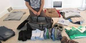 Cara Melipat Baju Menghemat Tempat Ala Backpaker