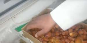 Pria ini Beli Satu Kotak Kurma, Ternyata di Dalamnya?