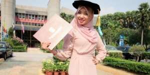 Hebat! Baru 25 Tahun, Hijaber Cantik Ini Sudah Bergelar Doktor