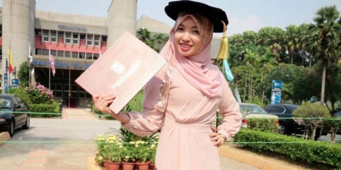 Hebat! Baru 25 Tahun, Hijaber Cantik Ini Sudah Bergelar Doktor