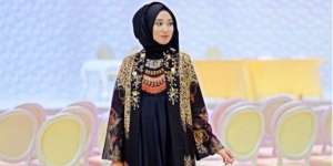 Dian Pelangi Usung Abaya Hitam di Qatar