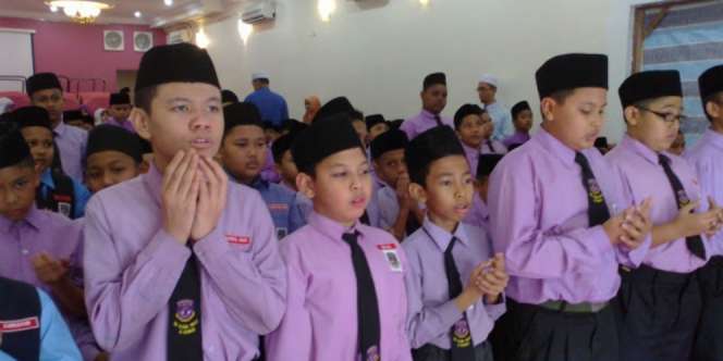 Pelajar Malaysia Wajib Salat Subuh Berjamaah?