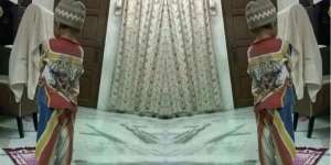 Kocaknya Bocah Jadi Imam Salat `Ultraman`