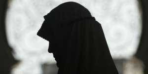 Pakaian Dalam Antarkan Nenek Ini Peluk Islam