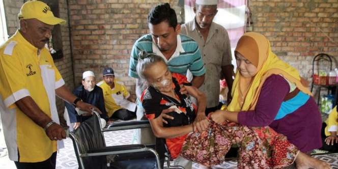 Wanita Ini Tinggalkan Suami Demi Menjaga Ibunya yang Lumpuh