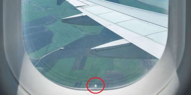 Terungkap! Kenapa Ada Lubang Kecil di Tiap Jendela Pesawat