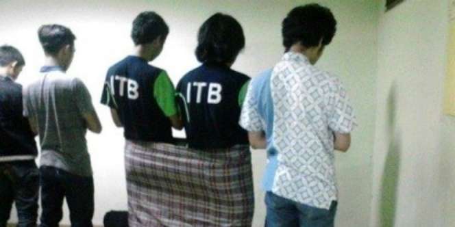 Begini Hukum Salat Menggunakan Satu Sarung Untuk Berdua