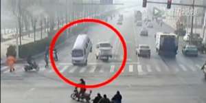 Misteri Kecelakaan Aneh, 3 Mobil 'Terbang' Mendadak