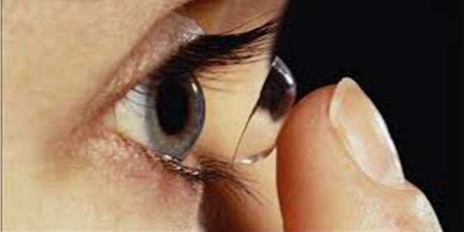 Wanita Ini Lebih Cinta Lensa Kontak Ketimbang Suaminya