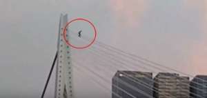 Pria Jatuh dari Jembatan Usai Gagal Meluncur Dengan Skateboard