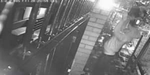 CCTV Rekam Aksi Seorang Pria Yang Hendak Membakar Masjid