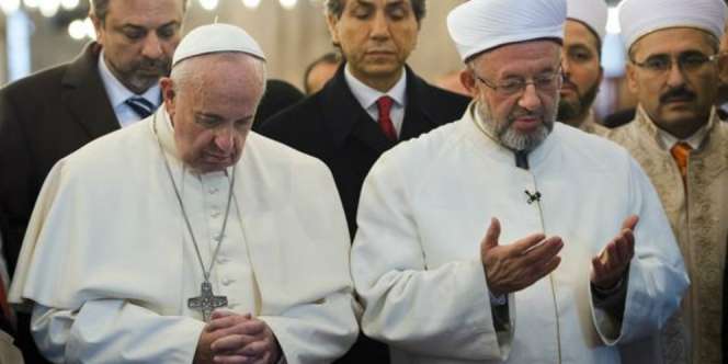 Kala Paus Francis Membungkuk ke Arah Kabah