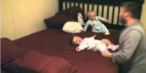 Video Ayah VS Bayi Kembar Tak Henti Buat Netizen Tertawa