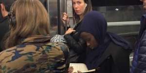 Muslimah Paris Baca Quran di Kereta Getarkan Hati Netizen