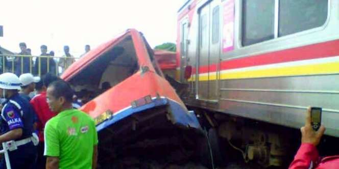 KRL Tabrak Metromini, 13 Penumpang Tewas