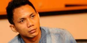 Selain Jualan Bubur, Norman Kamaru Jadi Pengamen