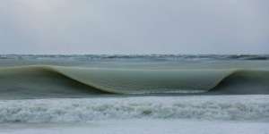 Unik, Fenomena Ombak Membeku di Pantai
