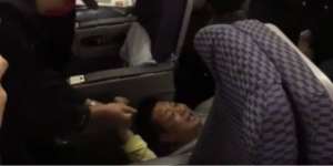 Pria Tua 'Ngambek' Di Pesawat Hingga Diseret Polisi, Ada Apa?