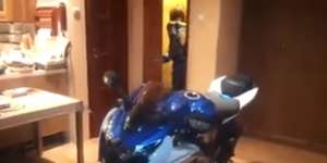 Biker Ini Tidur Pakai Helm Dan Ke Kamar Mandi Naik Motor Balap