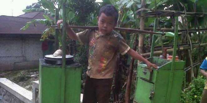 Kisah Samsul, Bocah Pedagang Bakso Cilok Keliling