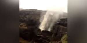 Fenomena Alam Air Terjun Mengalir ke Angkasa Ternyata Benar