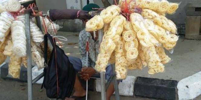Kisah Haru Penjual Kerupuk Keliling