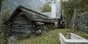 Rumah Gubuk Ini Ternyata di Dalamnya Adalah Istana Yang Mewah