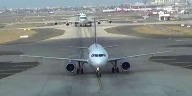 Teknisi Pesawat Tewas Tersedot Mesin Jet