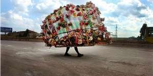 Tak Punya Tempat Tinggal, Pria Ini Gotong Rumahnya Setiap Hari