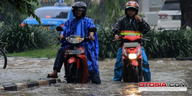 Tips Jaga Kondisi Motor Saat Musim Hujan