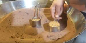 Ajaib, Minuman Kopi Keluar dari Pasir