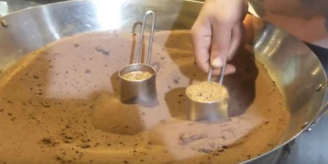 Ajaib, Minuman Kopi Keluar dari Pasir