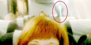 Heboh Alien Ikut Mejeng di Foto Selfie