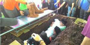 Tangis Farhan Pecah Saat Kumandangkan Azan di Liang Lahat