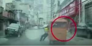 Hendak Ditilang, Sopir Bajaj Ini Seret Polisi Hingga 1 Km