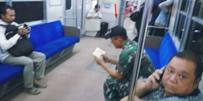 Anggota TNI Baca Alquran di Kereta Panen Pujian