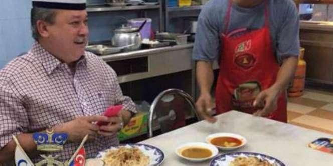 Kesederhanaan Sultan Johor, Sarapan di Warung Bersama Rakyat