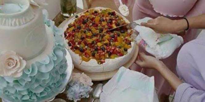 Heboh Pesta Makan Beralas Popok Bayi