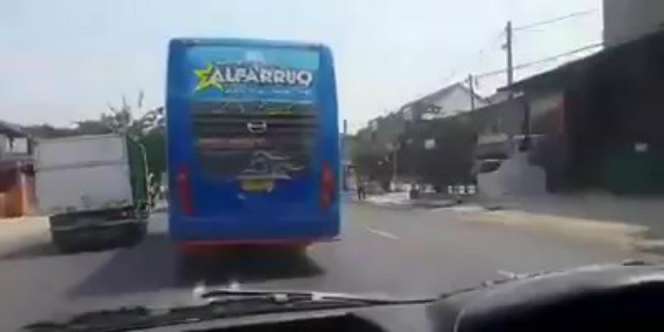 Aksi Ugal-ugalan Bus Lawan Mobil Box Buat `Deg-degan`