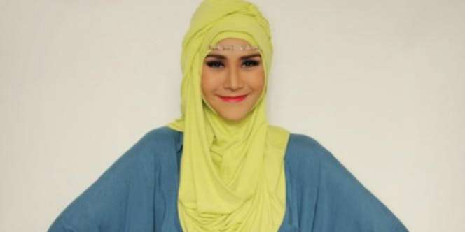 Muslimah: Hijab Ala Zaskia Mecca Sambut Tahun Baru