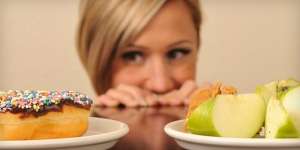 Makan Depan Cermin Bisa Kurang Berat Badan?