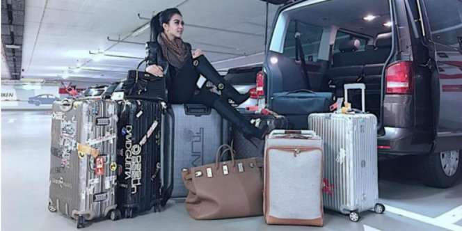 Liburan Syahrini Boyong Banyak Koper, Netizen: Mau Pindahan?