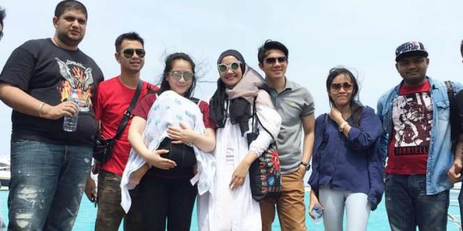 Netizen Terharu Lihat Irwansyah Berenang Gendong Rafathar